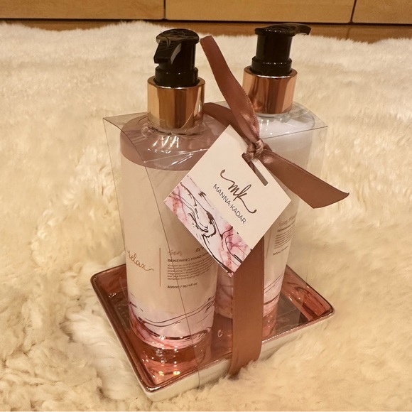 Sea Minerals Renewing Hand Lotion & Hand Soap Set with ceramic holder dish - Picture 8 of 12